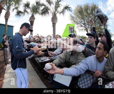 20 febbraio 2012 - Lakeland, FL, USA - il lanciatore dei Detroit Tigers Justin Verlander si ferma a firmare alcuni autografi mentre cammina nei campi di allenamento per lanciatori e ricevitori, durante il primo allenamento ufficiale all'allenamento primaverile a Lakeland, Florida, lunedì 20 febbraio 2012. (Immagine di credito: © Julian H. Gonzalez/Detroit Free Press via ZUMA Press Wire) Foto Stock