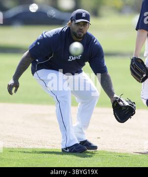 20 febbraio 2012 - Lakeland, FL, USA - i Detroit Tigers' Prince Fielder Fielder Fielder Fielder Fields Grounds in prima base durante gli allenamenti primaverili a Lakeland, Florida, lunedì 20 febbraio 2012. (Immagine di credito: © Julian H. Gonzalez/Detroit Free Press via ZUMA Press Wire) Foto Stock