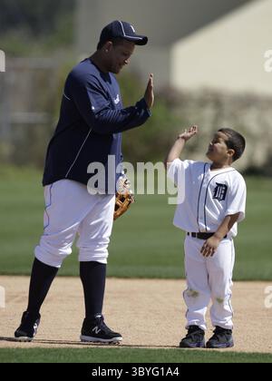 20 febbraio 2012 - Lakeland, FL, Stati Uniti - Miguel Cabrera dei Detroit Tigers dà un massimo di cinque al figlio di Prince Fielder, Haven, dopo aver terminato il lavoro in campo agli allenamenti primaverili dei Tigers a Lakeland, Florida, lunedì 20 febbraio 2012. (Immagine di credito: © Julian H. Gonzalez/Detroit Free Press via ZUMA Press Wire) Foto Stock