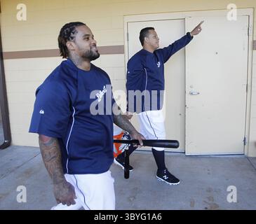 20 febbraio 2012 - Lakeland, FL, USA - i compagni di squadra dei Detroit Tigers Prince Fielder, Left, e Miguel Cabrera riconoscono i tifosi urlanti mentre camminano dalla gabbia di battuta alla clubhouse, durante il primo giorno di allenamento primaverile dei Tigers a Lakeland, Florida, lunedì 20 febbraio 2012. (Immagine di credito: © Julian H. Gonzalez/Detroit Free Press via ZUMA Press Wire) Foto Stock