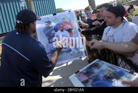 20 febbraio 2012 - Lakeland, FL, USA - Prince Fielder dei Detroit Tigers, si ferma a firmare un autografo, durante il suo primo giorno di allenamento primaverile dei Tigers a Lakeland, Florida, lunedì 20 febbraio 2012. (Immagine di credito: © Julian H. Gonzalez/Detroit Free Press via ZUMA Press Wire) Foto Stock