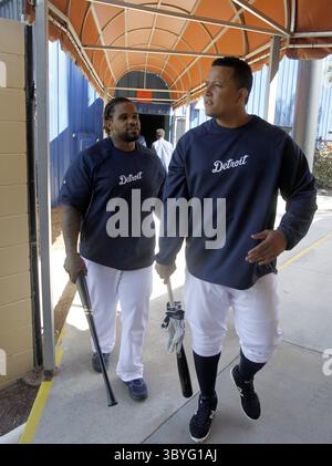 20 febbraio 2012 - Lakeland, FL, USA - i giocatori dei Detroit Tigers Prince Fielder e Miguel Cabrera parlano mentre camminano dalla gabbia di battuta alla clubhouse, durante il primo giorno di allenamento primaverile dei Tigers a Lakeland, Florida, lunedì 20 febbraio 2012. (Immagine di credito: © Julian H. Gonzalez/Detroit Free Press via ZUMA Press Wire) Foto Stock