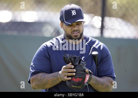 20 febbraio 2012 - Lakeland, FL, USA - Prince Fielder dei Detroit Tigers si ammorbidisce il guanto prima di un allenamento durante il suo primo giorno di allenamento primaverile dei Tigers a Lakeland, Florida, lunedì 20 febbraio 2012. (Immagine di credito: © Julian H. Gonzalez/Detroit Free Press via ZUMA Press Wire) Foto Stock