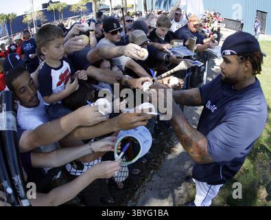 20 febbraio 2012 - Lakeland, FL, USA - Prince Fielder dei Detroit Tigers firma autografi per i tifosi dopo aver terminato il suo primo allenamento primaverile dei Tigers a Lakeland, Florida, lunedì 20 febbraio 2012. (Immagine di credito: © Julian H. Gonzalez/Detroit Free Press via ZUMA Press Wire) Foto Stock