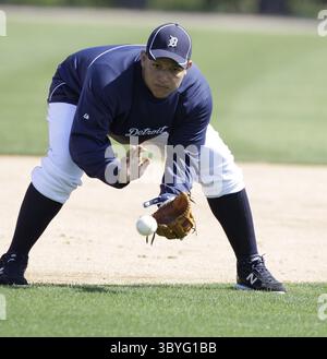 20 febbraio 2012 - Lakeland, FL, USA - Miguel Cabrera Fields dei Detroit Tigers in terza base durante le prove di allenamento primaverile a Lakeland, Florida, lunedì 20 febbraio 2012. (Immagine di credito: © Julian H. Gonzalez/Detroit Free Press via ZUMA Press Wire) Foto Stock