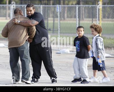 20 febbraio 2012 - Lakeland, FL, USA - Prince Fielder dei Detroit Tigers viene accolto dal grande Willie Horton, partito, dopo essere arrivato all'allenamento primaverile dei Tigers a Lakeland, Florida, lunedì 20 febbraio 2012. Fielder fu seguito dai suoi figli Haven, centro, e Jadyn, giusto. (Immagine di credito: © Julian H. Gonzalez/Detroit Free Press via ZUMA Press Wire) Foto Stock