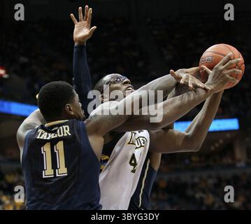 16 febbraio 2013 - Milwaukee, WI, USA - Chris Otule di Marquette combatte per un rimbalzo sotto il cesto con Dante Taylor di Pittsburgh (11) al BMO Harris Bradley Center di Milwaukee, Wisconsin, sabato 16 febbraio 2013. Marquette ha sormontato Pitt, 79-69. (Immagine di credito: © Michael Sears/Milwaukee Journal Sentinel via ZUMA Press Wire) Foto Stock