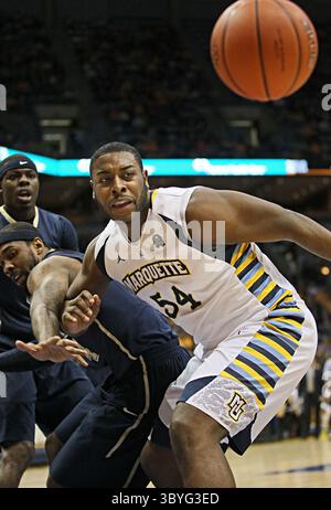16 febbraio 2013 - Milwaukee, WISCONSIN, USA - Davante Gardner di Marquette (54) guarda una palla libera contro Pittsburgh al BMO Harris Bradley Center di Milwaukee, Wisconsin, sabato 16 febbraio 2013. Marquette ha sormontato Pitt, 79-69. (Immagine di credito: © Michael Sears/Milwaukee Journal Sentinel via ZUMA Press Wire) Foto Stock