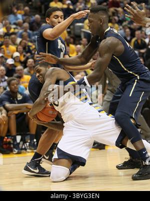 16 febbraio 2013 - Milwaukee, WISCONSIN, USA - Jamil Wilson di Marquette, al centro, combatte per controllare un pallone libero contro Pittsburgh al BMO Harris Bradley Center di Milwaukee, Wisconsin, sabato 16 febbraio 2013. Marquette ha sormontato Pitt, 79-69. (Immagine di credito: © Michael Sears/Milwaukee Journal Sentinel via ZUMA Press Wire) Foto Stock