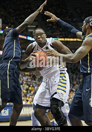 16 febbraio 2013 - Milwaukee, WISCONSIN, Stati Uniti - Chris Otule di Marquette cerca spazio per fare un colpo contro Pittsburgh al BMO Harris Bradley Center di Milwaukee, Wisconsin, sabato 16 febbraio 2013. Marquette ha sormontato Pitt, 79-69. (Immagine di credito: © Michael Sears/Milwaukee Journal Sentinel via ZUMA Press Wire) Foto Stock