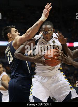 16 febbraio 2013 - Milwaukee, WISCONSIN, USA - Chris Otule di Marquette lavora contro Steven Adams di Pittsburgh (13) al BMO Harris Bradley Center di Milwaukee, Wisconsin, sabato 16 febbraio 2013. Marquette ha sormontato Pitt, 79-69. (Immagine di credito: © Michael Sears/Milwaukee Journal Sentinel via ZUMA Press Wire) Foto Stock