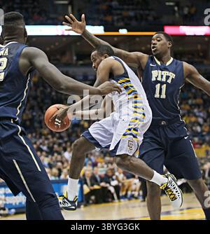 16 febbraio 2013 - Milwaukee, WISCONSIN, USA - Marquette's Junior Cadougan guida contro Dante Taylor (11) di Pittsburgh al BMO Harris Bradley Center di Milwaukee, Wisconsin, sabato 16 febbraio 2013. Marquette ha sormontato Pitt, 79-69. (Immagine di credito: © Michael Sears/Milwaukee Journal Sentinel via ZUMA Press Wire) Foto Stock
