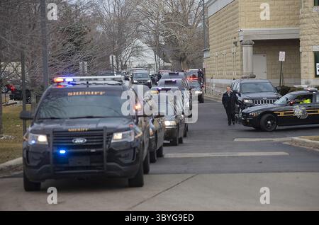 8 gennaio 2019 - Dearborn, mi, Stati Uniti - cinque prove si schierano dietro una scorta di polizia che lascia dopo i servizi per Issam Abbas, 42, Rima Abbas, 38, Ali Abbas, 14, Isabelle Abbas, 13, e Giselle Abbas, 7, presso il Centro Islamico d'America a Dearborn, Mich. martedì 8 gennaio 2019. La famiglia Abbas è rimasta uccisa in un incidente d'auto domenica 6 gennaio 2019 in Kentucky mentre tornavano a casa dalla Florida. (Immagine di credito: © Mandi Wright/Detroit Free Press via ZUMA Press Wire) Foto Stock