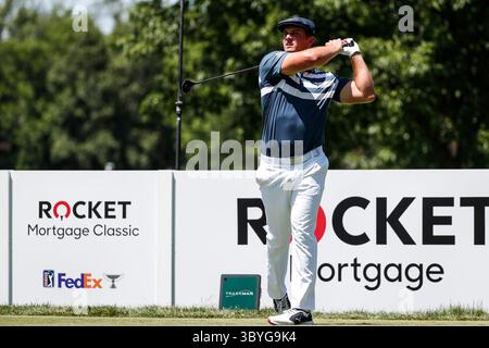 5 luglio 2020, Detroit, mi, Stati Uniti: Bryson DeChambeau arriva al numero 2 durante il quarto round del torneo di golf Rocket Mortgage Classic domenica 5 luglio 2020 al Detroit Golf Club di Detroit. DeChambeau ha fatto da birdwatching le ultime tre buche domenica per vincere l'evento. (Immagine di credito: © Junfu Han/Detroit Free Press via ZUMA Press Wire) Foto Stock