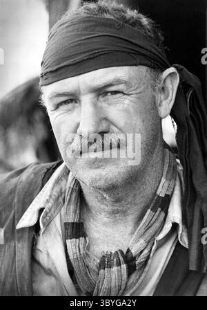 Il colonnello Cal Rhodes (GENE HACKMAN), un ufficiale dei Marine in pensione, ha la speranza che suo figlio, ritenuto prigioniero di guerra in Laos, sia ancora vivo. Nonostante il rifiuto del governo di aiutare Rhodes, assembla un gruppo per trovare e salvare suo figlio, inclusi soldati esperti come Wilkes (Fred Ward) e Sailor (Randall 'Tex' Cobb). Finanziato da MacGregor (Robert Stack), un ricco dirigente che cerca anche suo figlio, Rhodes conduce i suoi uomini in una pericolosa missione nella giungla del Laos. (Immagine di credito: © JT Vintage tramite ZUMA Press Wire) Foto Stock