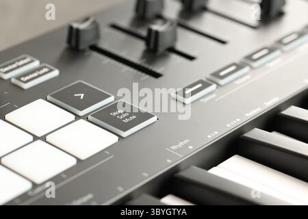 Tastiera MIDI con pulsanti e fader, primo piano Foto Stock