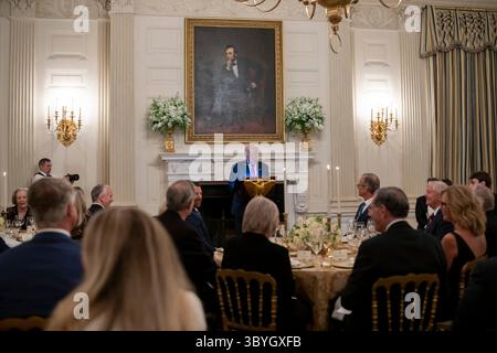 Washington, Stati Uniti d'America. 19 luglio 2025. Washington, Stati Uniti d'America. 18 luglio 2025. Il presidente degli Stati Uniti Donald Trump, pronuncia le sue osservazioni a una cena per i senatori repubblicani presso la State Dining Room della Casa Bianca, 18 luglio 2025, a Washington, DC Credit: Molly Riley/White House Photo/Alamy Live News Foto Stock