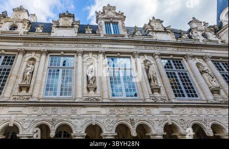 Statue allegoriche di prudenza, giustizia, forza e Temperanza sulla facciata della grande Galleria nel cortile interno di Hôtel de Ville de la Roche Foto Stock