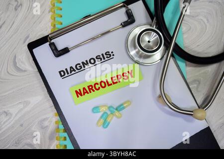 Concetto di narcolessia diagnostica scrivere su note adesive isolate su un tavolo di legno. concetto farmaceutico e sanitario Foto Stock