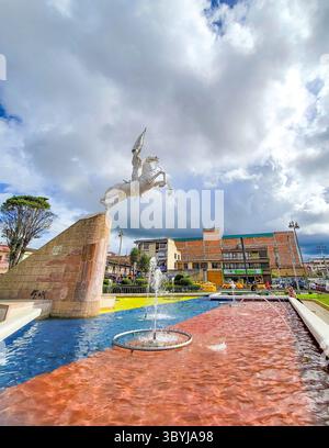 Un'impressionante statua equestre si erge in una fontana colorata a Tulcán, Ecuador, con un ambiente vivace sotto un cielo spettacolare. Foto Stock