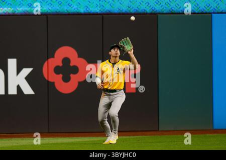 Cleveland, Ohio, Stati Uniti. 19 luglio 2025. L'esterno degli Athletics Tyler Soderstrom (21) cattura una palla di mosca durante il nono inning della partita di baseball tra gli Athletics e i Cleveland Guardians al Progressive Field di Cleveland, Ohio. Brian Fisher/CSM/Alamy Live News Foto Stock