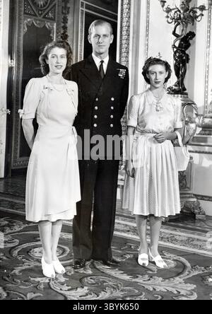 9 luglio 1947 - Londra, Inghilterra, Regno Unito - la figlia maggiore del re britannico LA PRINCIPESSA ELISABETTA, a sinistra, annuncia il suo fidanzamento con il PRINCIPE FILIPPO, centro. La sorellina della sposa, LA PRINCIPESSA MARGARET, posa per una foto con la coppia felice dopo l'annuncio del loro fidanzamento. (Immagine di credito: © Keystone Press Agency/ZUMA Press Wire) Foto Stock