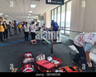 29 giugno 2023, BANGKOK, BANGKOK, Thailandia: Bangkok (Thailandia), 29/06/2023.- Una foto pubblicata dall'Aeroporto Internazionale Don Mueang mostra soccorritori che aiutano una donna ferita dopo che la gamba è stata catturata in un passaggio mobile all'Aeroporto Internazionale Don Mueang di Bangkok, Thailandia, 29 giugno 2023 (pubblicato il 30 giugno 2023). Äôs gamba di una donna di 57 anni dovette essere amputata sopra il ginocchio dopo che si ribaltò sulla sua valigia facendole abbassare la gamba e rimanere bloccata in una 'Äô'Äòtravelator il 29 giugno 2023 mentre stava per salire a bordo di un volo. "L'aeroporto di ÄòDon Mueang è profondamente rattristato per l'inci Foto Stock