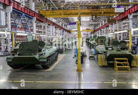 11 luglio 2023, Naberezhnye Chelny, REPUBBLICA DEL TATARSTAN, Federazione Russa: Naberezhnye Chelny (Federazione Russa), 11/07/2023.- Una foto resa disponibile dal servizio stampa del ministero della difesa russo mostra una visione generale all'interno di una fabbrica di veicoli blindati militari durante una visita del ministro della difesa russo generale dell'esercito per ispezionare l'attuazione degli ordini di difesa statale nelle imprese nella Repubblica del Tatarstan, Russia, 11 luglio 2023. L'11 luglio il ministro della difesa russo Shoigu ha dichiarato che la Russia si astiene dall'usare munizioni a grappolo, ma se t si rivolgerà a tali proiettili Foto Stock