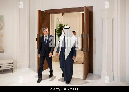 14 ottobre 2023, ABU DHABI, Emirati Arabi Uniti: Abu Dhabi (Emirati Arabi Uniti), 14/10/2023.- Una foto resa disponibile dalla Corte presidenziale degli Emirati Arabi Uniti mostra lo sceicco Mohamed bin Zayed al Nahyan (R), presidente degli Emirati Arabi Uniti e sovrano dell'Emirato di Abu Dhabi, che accoglie il Segretario di Stato americano Antony Blinken (L) ad Abu Dhabi, Emirati Arabi Uniti, 14 ottobre 2023. Blinken partecipa a un tour regionale dall'11 al 15 ottobre 2023, visitando Israele, Giordania, Qatar, Arabia Saudita, gli Emirati Arabi Uniti e l'Egitto. (Egipto, Giordania, Arabia Saudita, Emiratos Árabes Unidos, Catar) ( Foto Stock