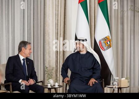 14 ottobre 2023, ABU DHABI, Emirati Arabi Uniti: Abu Dhabi (Emirati Arabi Uniti), 14/10/2023.- Una foto resa disponibile dalla Corte presidenziale degli Emirati Arabi Uniti mostra lo sceicco Mohamed bin Zayed al Nahyan (R), presidente degli Emirati Arabi Uniti e sovrano dell'Emirato di Abu Dhabi, che accoglie il Segretario di Stato americano Antony Blinken (L) ad Abu Dhabi, Emirati Arabi Uniti, 14 ottobre 2023. Blinken partecipa a un tour regionale dall'11 al 15 ottobre 2023, visitando Israele, Giordania, Qatar, Arabia Saudita, gli Emirati Arabi Uniti e l'Egitto. (Egipto, Giordania, Arabia Saudita, Emiratos Árabes Unidos, Catar) ( Foto Stock
