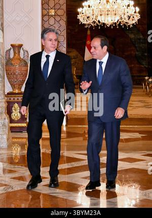 11 gennaio 2024, Cairo, Egitto: Cairo (Egitto), 11/01/2024.- Una foto messa a disposizione dall'Ufficio presidenziale egiziano mostra che il presidente egiziano Abdul Fattah al-Sisi (R) accoglie il segretario di Stato statunitense Antony Blinken (L) prima della loro riunione al Palazzo presidenziale del Cairo, in Egitto, 11 gennaio 2024. (Egipto) (immagine di credito: © Egyptian Presidential Office/handout via ZUMA Press Wire) Foto Stock