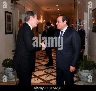 11 gennaio 2024, Cairo, Egitto: Cairo (Egitto), 11/01/2024.- Una foto messa a disposizione dall'Ufficio presidenziale egiziano mostra che il presidente egiziano Abdul Fattah al-Sisi (R) accoglie il segretario di Stato statunitense Antony Blinken (L) prima della loro riunione al Palazzo presidenziale del Cairo, in Egitto, 11 gennaio 2024. (Egipto) (immagine di credito: © Egyptian Presidential Office/handout via ZUMA Press Wire) Foto Stock