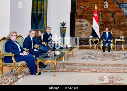 11 gennaio 2024, Cairo, Egitto: Cairo (Egitto), 11/01/2024.- Una foto resa disponibile dall'Ufficio presidenziale egiziano mostra che il Presidente egiziano Abdul Fattah al-Sisi (R) incontra il Segretario di Stato americano Antony Blinken (2R) al Palazzo Presidenziale del Cairo, in Egitto, 11 gennaio 2024. (Egipto) (immagine di credito: © Egyptian Presidential Office/handout via ZUMA Press Wire) Foto Stock