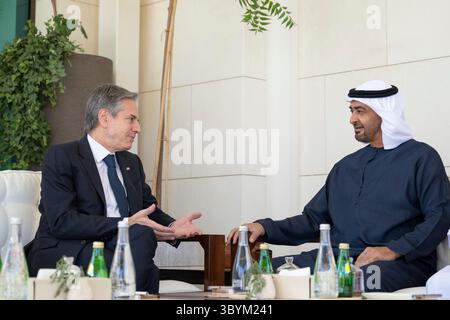 8 gennaio 2024, Abu Dhabi, Abu Dhabi, Emirati Arabi Uniti: Abu Dhabi (Emirati Arabi Uniti), 08/01/2024.- Una foto resa disponibile dalla Corte presidenziale degli Emirati Arabi Uniti mostra il Presidente dello sceicco Mohamed bin Zayed al Nahyan (R), incontro con il Segretario di Stato degli Stati Uniti Antony Blinken (L), al Shati Palace di Abu Dhabi, Emirati Arabi Uniti, 8 gennaio 2024. (Emiratos Árabes Unidos, Estados Unidos) (immagine di credito: © Abdulla al Bedwawi Handout/handout via ZUMA Press Wire) Foto Stock