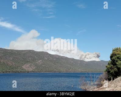 14 febbraio 2024, Halls Gap, Vic, Australia: Halls Gap (Australia), 14/02/2024.- Una foto resa disponibile da Halls Gap CFA Brigade il 14 febbraio 2024 mostra un incendio in lontananza vicino a Halls Gap, Victoria, Australia. I vigili del fuoco sperano che condizioni più favorevoli contribuiscano a spegnere tre incendi boschivi fuori controllo nelle regioni occidentali e centrali del Victoria. (Immagine di credito: © Halls Gap CFA Brigade/handout via ZUMA Press Wire) Foto Stock