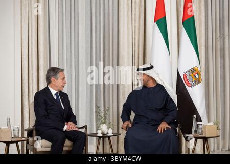 14 ottobre 2023, ABU DHABI, Emirati Arabi Uniti: Abu Dhabi (Emirati Arabi Uniti), 14/10/2023.- Una foto resa disponibile dalla Corte presidenziale degli Emirati Arabi Uniti mostra lo sceicco Mohamed bin Zayed al Nahyan (R), presidente degli Emirati Arabi Uniti e sovrano dell'Emirato di Abu Dhabi, che accoglie il Segretario di Stato americano Antony Blinken (L) ad Abu Dhabi, Emirati Arabi Uniti, 14 ottobre 2023. Blinken partecipa a un tour regionale dall'11 al 15 ottobre 2023, visitando Israele, Giordania, Qatar, Arabia Saudita, gli Emirati Arabi Uniti e l'Egitto. (Egipto, Giordania, Arabia Saudita, Emiratos Árabes Unidos, Catar) ( Foto Stock