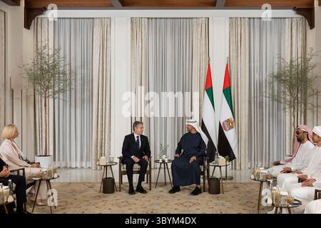 14 ottobre 2023, ABU DHABI, Emirati Arabi Uniti: Abu Dhabi (Emirati Arabi Uniti), 14/10/2023.- Una foto resa disponibile dalla Corte presidenziale degli Emirati Arabi Uniti mostra lo sceicco Mohamed bin Zayed al Nahyan (C-R), presidente degli Emirati Arabi Uniti e sovrano dell'Emirato di Abu Dhabi, che accoglie il Segretario di Stato americano Antony Blinken (C-L) ad Abu Dhabi, negli Emirati Arabi Uniti, 14 ottobre 2023. Blinken partecipa a un tour regionale dall'11 al 15 ottobre 2023, visitando Israele, Giordania, Qatar, Arabia Saudita, gli Emirati Arabi Uniti e l'Egitto. (Egipto, Jordania, Arabia Saudita, Emiratos Árabes Unidos, Cata Foto Stock
