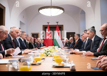 18 dicembre 2023, Budapest, Ungheria: Budapest (Ungheria), 18/12/2023.- Una foto resa disponibile dall'Ufficio del primo ministro ungherese mostra il primo ministro ungherese Viktor Orban (5-R) e il presidente turco Recep Tayyip Erdogan (5-L), e da destra; ministro ungherese dell’energia, Csaba Lantos, ministro dell’edilizia e dei trasporti dell’Ungheria Janos Lazar (2-R), ministro ungherese dello sviluppo economico Marton Nagy (3-R), ministro dell’interno Sandor Pinter (6-R), ministro ungherese della difesa Kristof Szalay-Bobrovniczky (7-R) e ministro ungherese degli affari dell’UE Janos Boka (8-R), duri Foto Stock