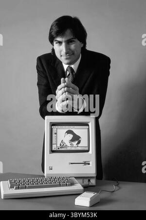 Steve Jobs (1955-2011), co-fondatore americano di Apple computer, Inc., in un ritratto del gennaio 1984 con il rivoluzionario computer Macintosh. (USA) Foto Stock