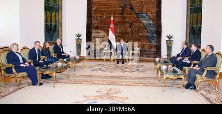 11 gennaio 2024, Cairo, Egitto: Cairo (Egitto), 11/01/2024.- Una foto resa disponibile dall'Ufficio presidenziale egiziano mostra che il Presidente egiziano Abdul Fattah al-Sisi (C) incontra il Segretario di Stato americano Antony Blinken (L) al Palazzo Presidenziale del Cairo, in Egitto, 11 gennaio 2024. (Egipto) (immagine di credito: © Egyptian Presidential Office/handout via ZUMA Press Wire) Foto Stock
