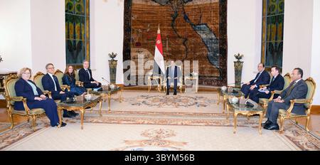 11 gennaio 2024, Cairo, Egitto: Cairo (Egitto), 11/01/2024.- Una foto resa disponibile dall'Ufficio presidenziale egiziano mostra che il Presidente egiziano Abdul Fattah al-Sisi (C) incontra il Segretario di Stato americano Antony Blinken (L) al Palazzo Presidenziale del Cairo, in Egitto, 11 gennaio 2024. (Egipto) (immagine di credito: © Egyptian Presidential Office/handout via ZUMA Press Wire) Foto Stock