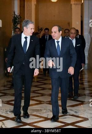 11 gennaio 2024, Cairo, Egitto: Cairo (Egitto), 11/01/2024.- Una foto messa a disposizione dall'Ufficio presidenziale egiziano mostra che il presidente egiziano Abdul Fattah al-Sisi (R) accoglie il segretario di Stato statunitense Antony Blinken (L) prima della loro riunione al Palazzo presidenziale del Cairo, in Egitto, 11 gennaio 2024. (Egipto) (immagine di credito: © Egyptian Presidential Office/handout via ZUMA Press Wire) Foto Stock