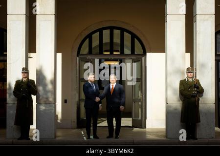 25 gennaio 2024, Budapest, Ungheria: Budapest (Ungheria), 25/01/2024.- Una foto resa disponibile dall'ufficio stampa del primo ministro ungherese mostra il primo ministro ungherese Viktor Orban (C-R) che riceve il primo ministro della Moldavia Dorin Recean (C-L) con onori militari presso l'edificio del Parlamento di Budapest, Ungheria, 25 gennaio 2024. (Hungría, Moldavia) (immagine di credito: © Zoltan Fischer/handout via ZUMA Press Wire) Foto Stock
