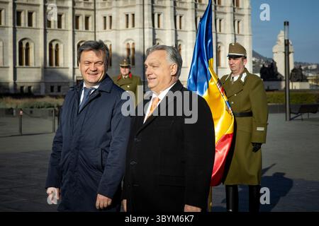 25 gennaio 2024, Budapest, Ungheria: Budapest (Ungheria), 25/01/2024.- Una foto resa disponibile dall'ufficio stampa del primo ministro ungherese mostra il primo ministro ungherese Viktor Orban (R) che riceve il primo ministro della Moldavia Dorin Recean con onori militari presso l'edificio del Parlamento di Budapest, Ungheria, il 25 gennaio 2024. (Hungría, Moldavia) (immagine di credito: © Zoltan Fischer/handout via ZUMA Press Wire) Foto Stock