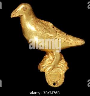 1° febbraio 2024, Londra, Regno Unito: Londra (Regno Unito), 01/02/2024.- una foto non datata resa disponibile dal Victoria and Albert Museum il 1° febbraio 2024 mostra un ornamento d'oro sotto forma di uccello a Londra, Londra, Regno Unito (pubblicato il 1° febbraio 2024). Il Manhyia Palace Museum, insieme al V&A e al British Museum, ha recentemente annunciato che gli oggetti d'oro e d'argento associati alla corte reale Asante saranno esposti al Palace Museum di Kumasi alla fine di quest'anno come parte di un prestito a lungo termine. Molti di questi oggetti saranno visti in Ghana per la prima volta in Foto Stock