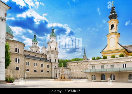 Residenzplatz di Salisburgo con cattedrale, vecchia residenza e chiesa di San Michele. Grande piazza nel centro storico di Salisburgo in Austria. Foto Stock