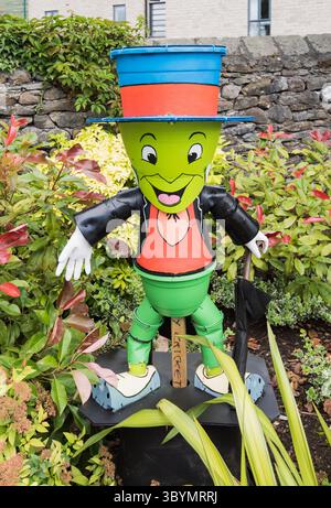 Settle Flowerpot Festival 2025 ha una rappresentazione su larga scala del Grillo Parlante del film d'animazione Disney del 1940 Pinocchio Foto Stock