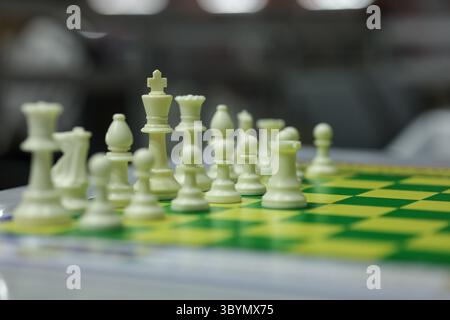 I pezzi degli scacchi sono disposti su una tavola. Scacchi impostati in ordine con sfondo sfocato. Foto Stock