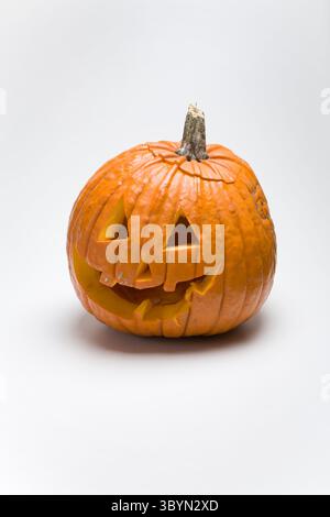zucca arancione isolata su sfondo bianco, zucca halloween su sfondo bianco con spazio di copia Foto Stock