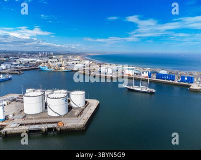 Un veliero entra nel porto di Aberdeen, in Scozia, per l'evento Tall Ships nel 2025 Foto Stock